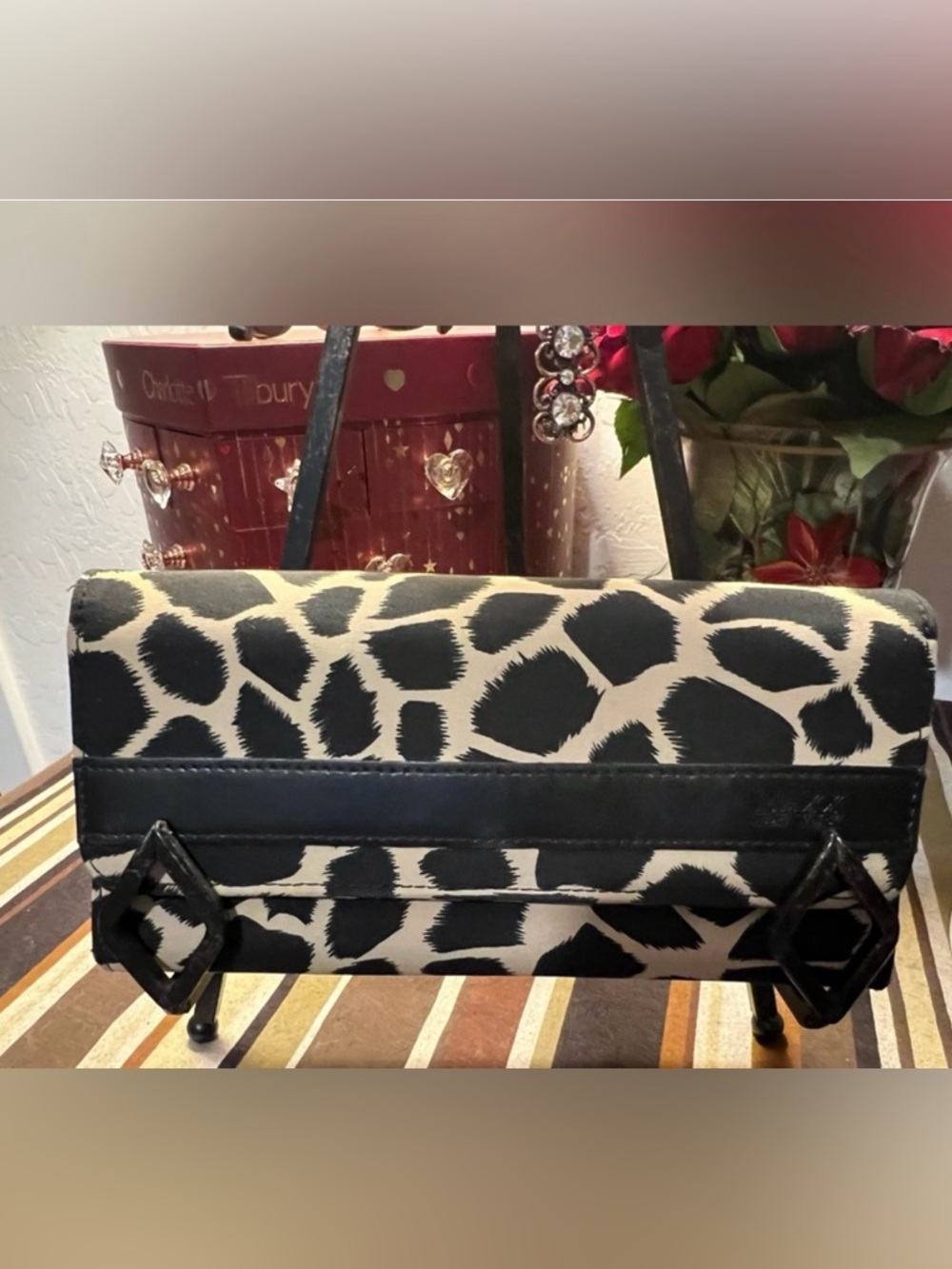 Max New York Black and Cream/tan Garafe design Wallet